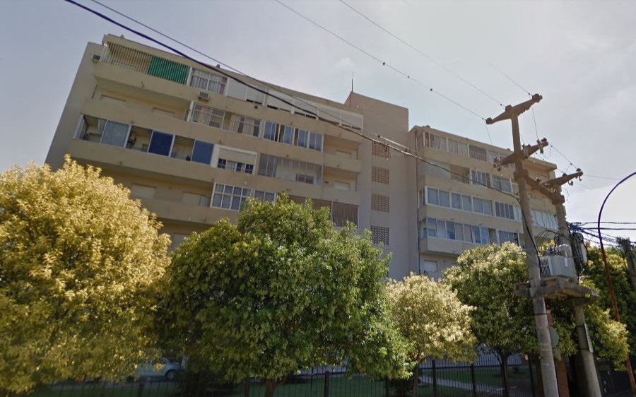 Córdoba: una joven cayó de un sexto piso, murió y detuvieron a su padre