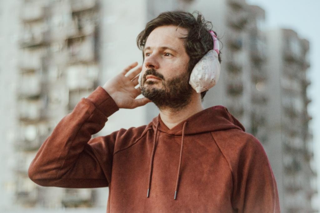 Julián Oroz: contar canciones a través del humor y la emoción
