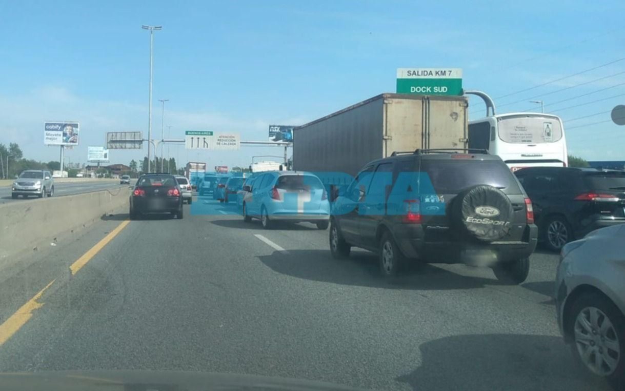 Un paro que complica a la gente: colapso en la Autopista por barreras bajas y demoras desde Quilmes