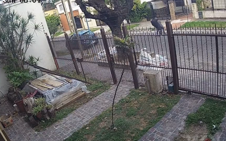 Tomaron del cuello y golpearon a una mujer para robarle