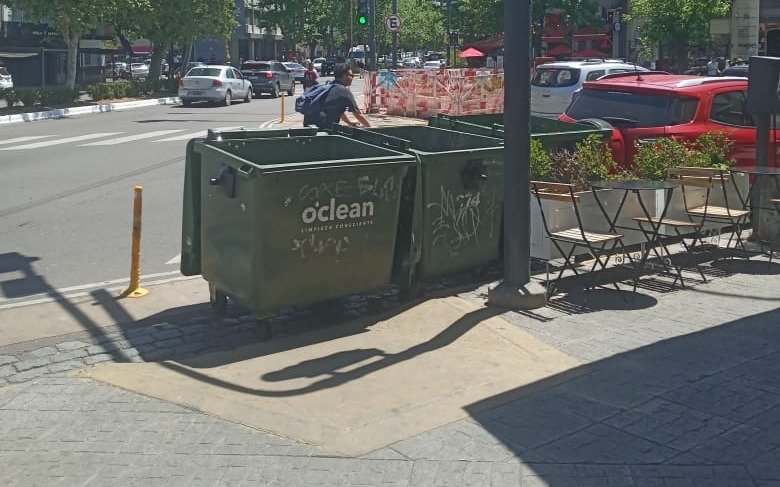 Contenedores de basura obstaculizan rampa para discapacitados en pleno centro