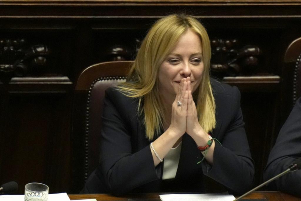 Meloni negó “simpatías” o “cercanías” con el fascismo