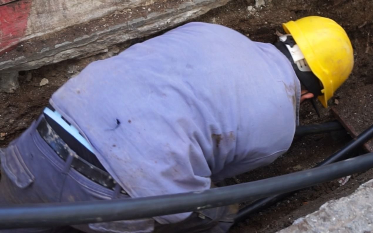 Un desborde cloacal provocó cortes de luz en el microcentro