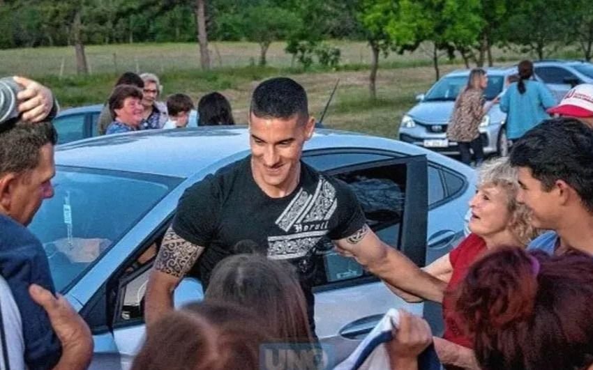 VIDEO. Un jugador del Lobo, recibido como un hijo pródigo en su pueblo natal