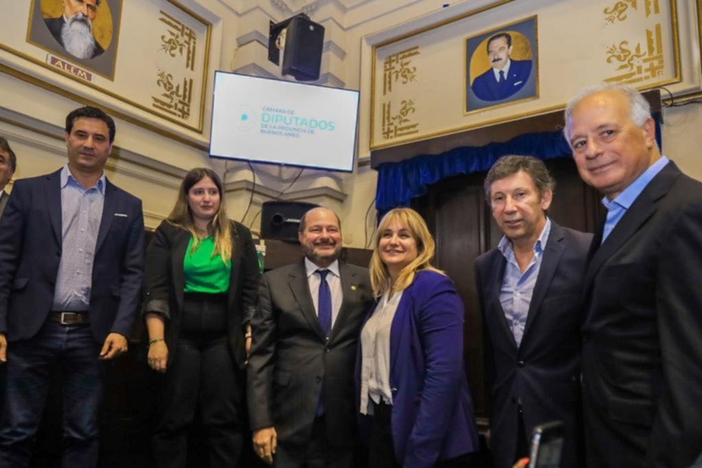 Entronizaron la imagen de Raúl Alfonsín en la Legislatura