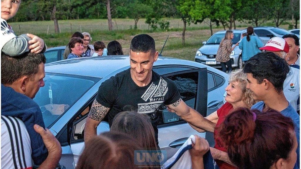 A Leonardo Morales lo recibió una gran caravana de gente
