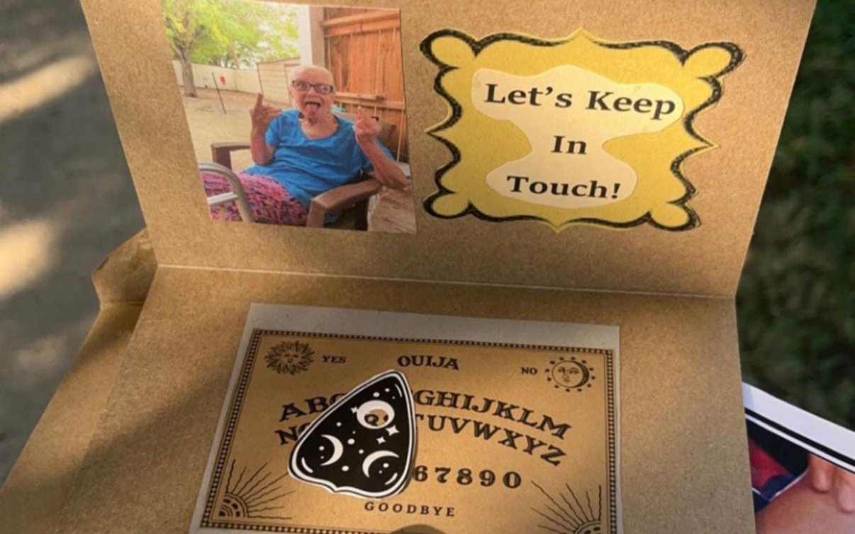 El emotivo "regalo" que dejó una abuela a su familia antes de morir: “¡Mantengámonos en contacto!”