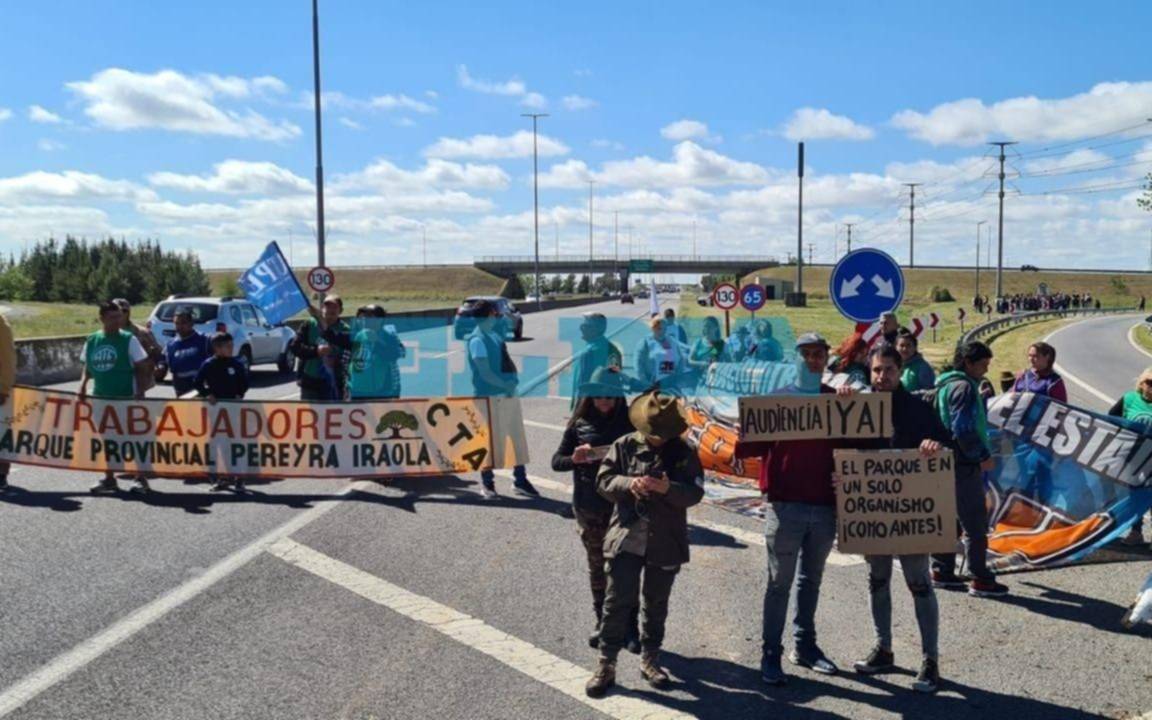 Tránsito complicado en la subida a la Autopista en Villa Elisa por una protesta