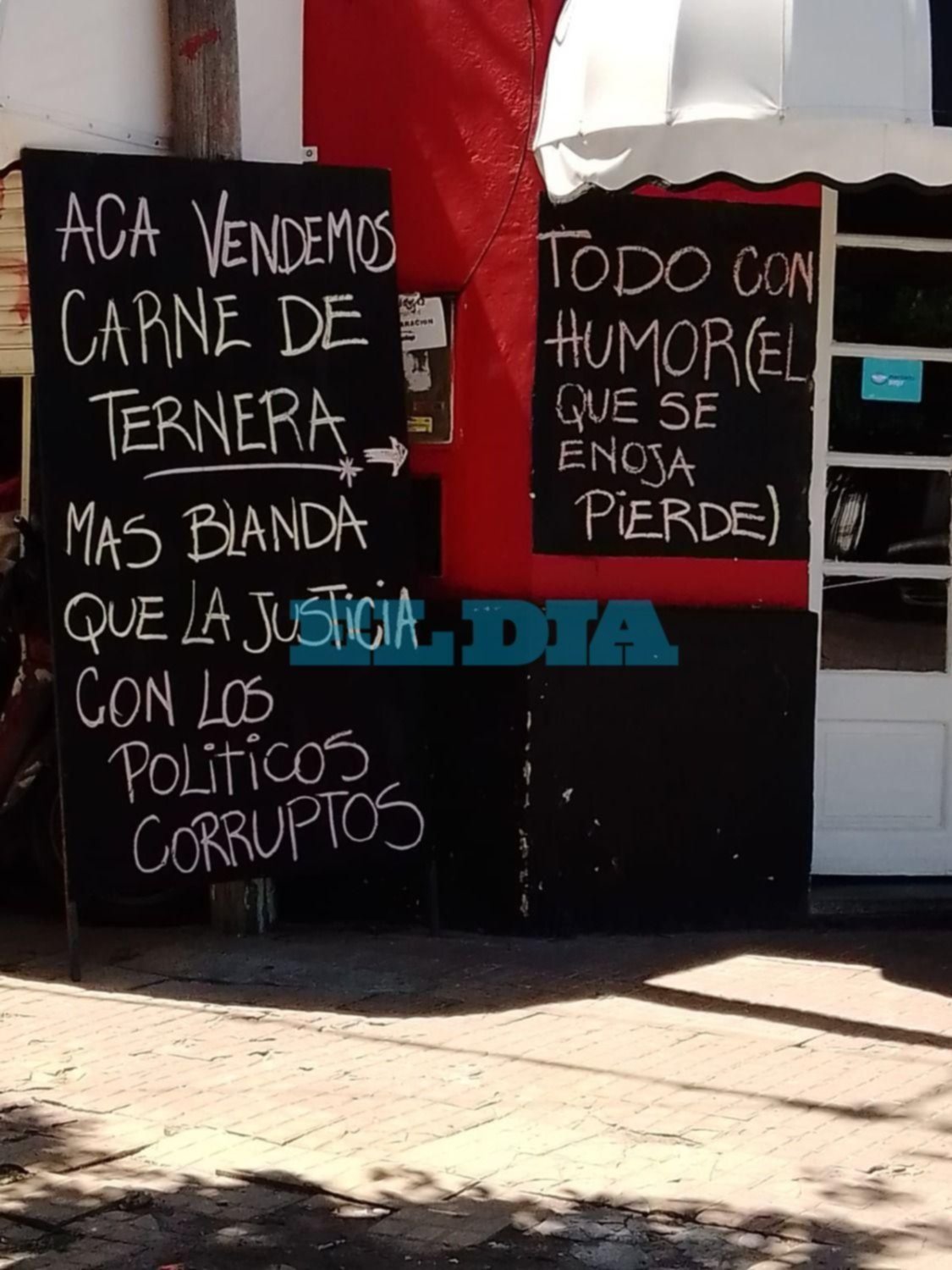 Más pizarras desopilantes en La Plata: "Carne más blanda que la Justicia con los políticos corruptos"
