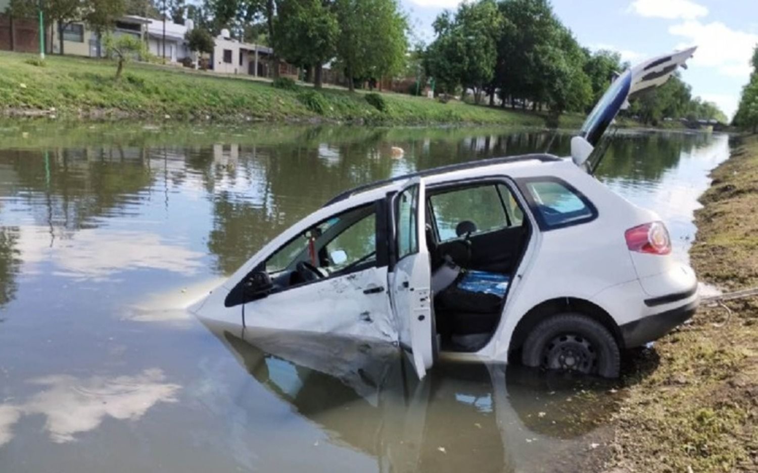 Tras un choque, un jubilado terminó sumergido en el canal Génova de Berisso