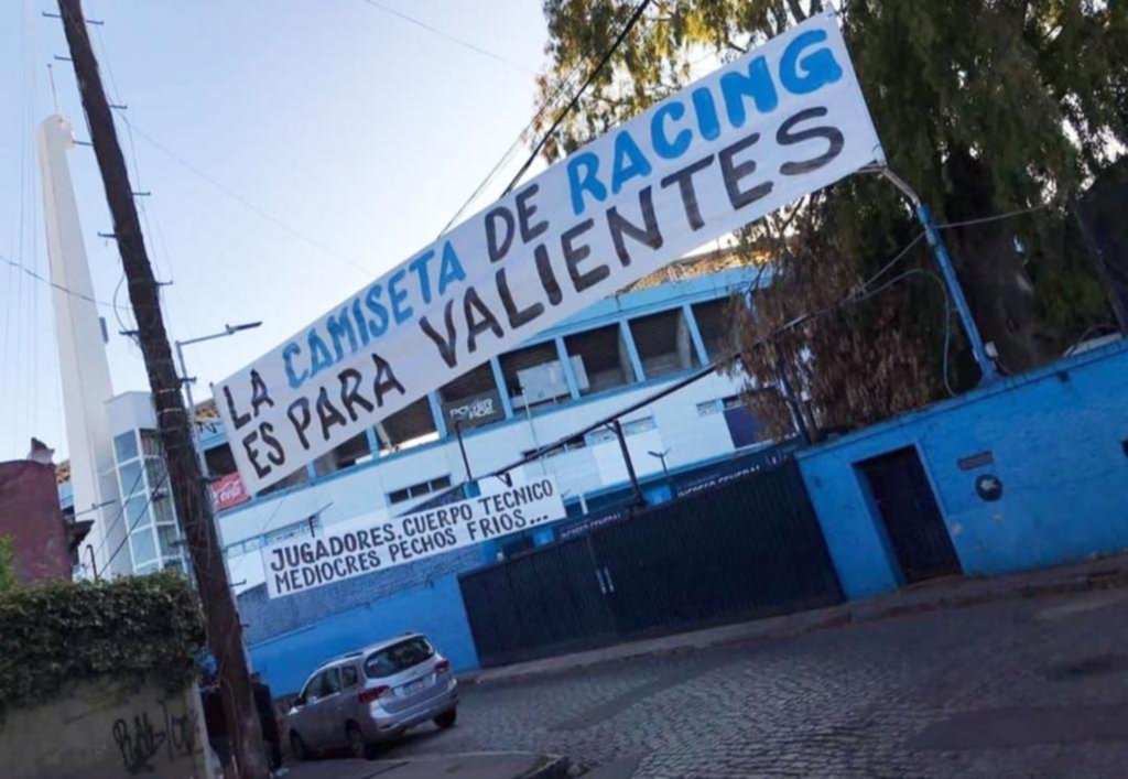 Racing está que arde: pasacalles en contra de los futbolistas