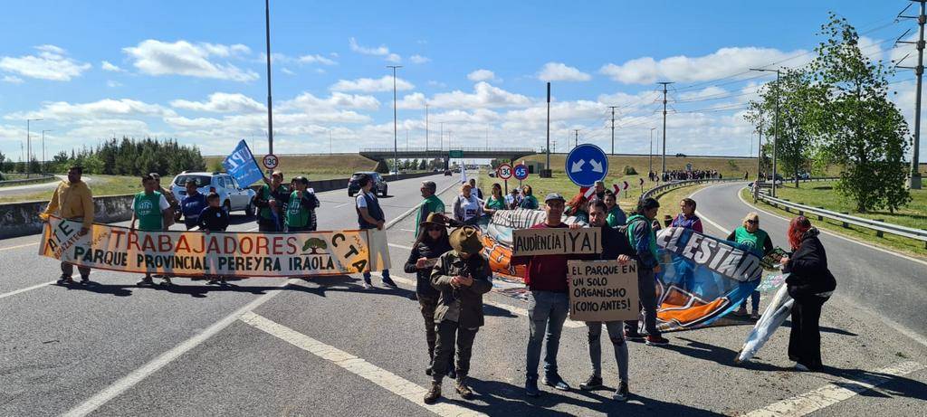 Corte parcial en la Autopista por una protesta de empleados del Parque Pereyra