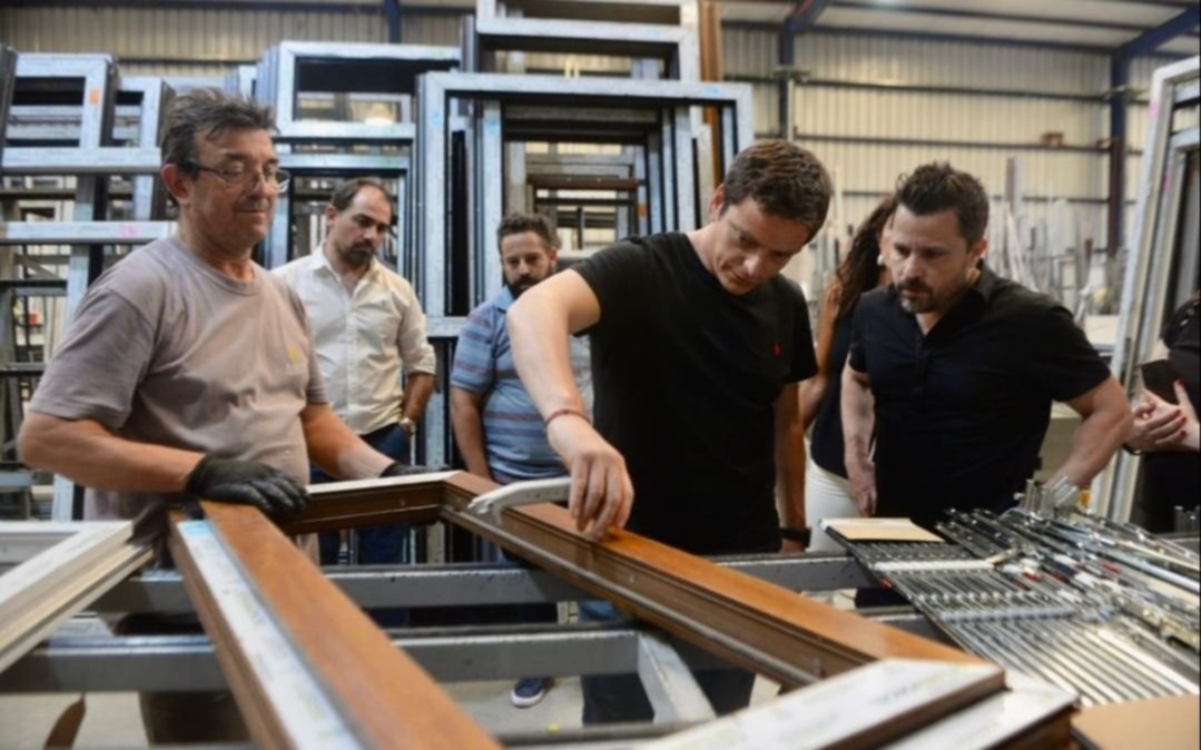 Recorrida de Nicoletti y Tetaz por una fábrica  de La Plata y el centro comercial de Calle 12