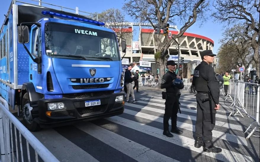"Trapitos" se aprovechan de Coldplay: piden hasta $9.000 para estacionar cerca del Monumental
