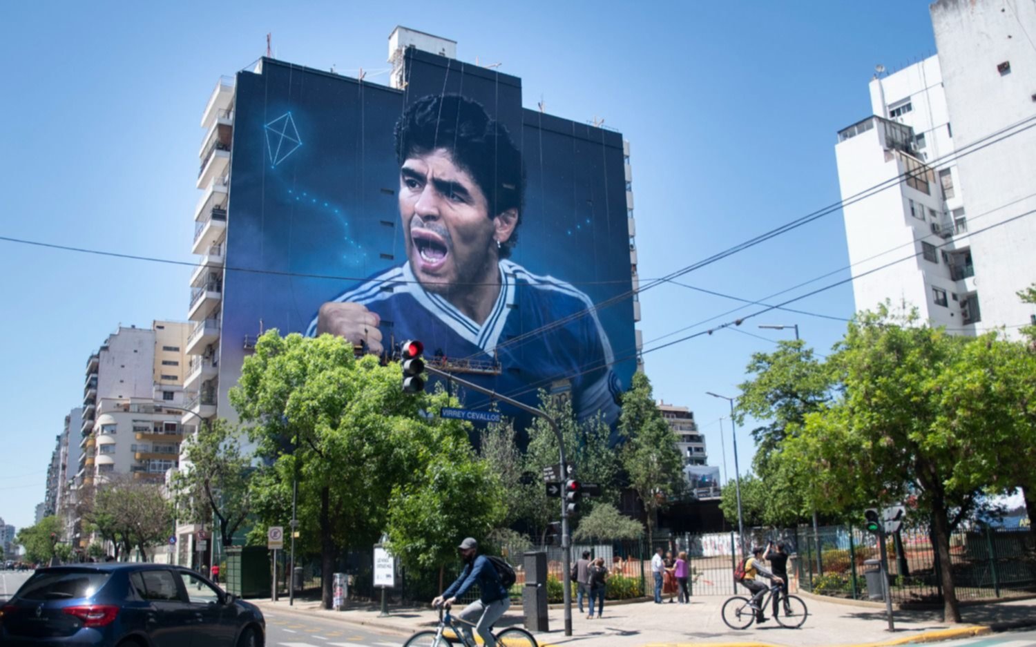 Homenaje cósmico: el rostro de Maradona multiplicado en muros en su cumpleaños 62