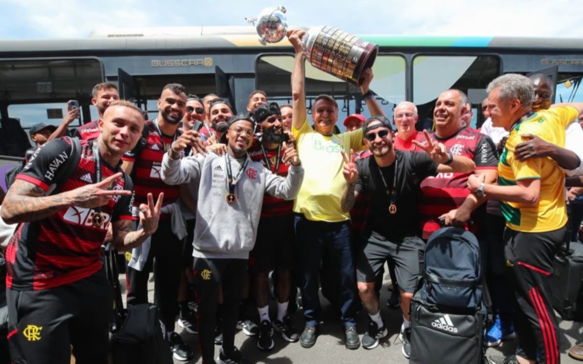 En medio del ballotage, Bolsonaro recibió al plantel de Flamengo, campeón de la Libertadores