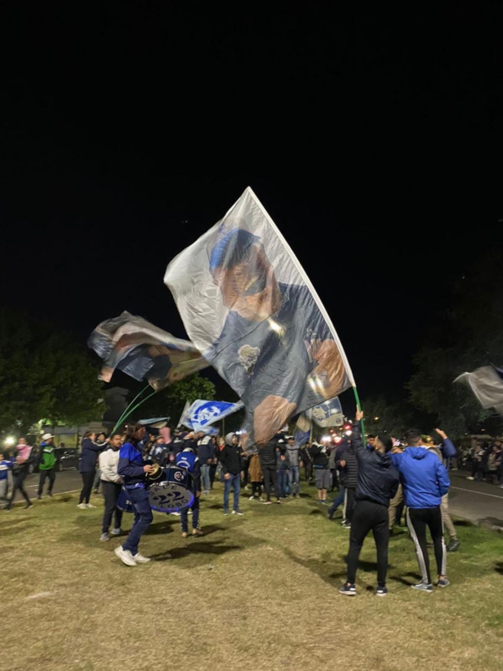 Hinchas del Lobo también recordaron el “cumple” del “Diez”