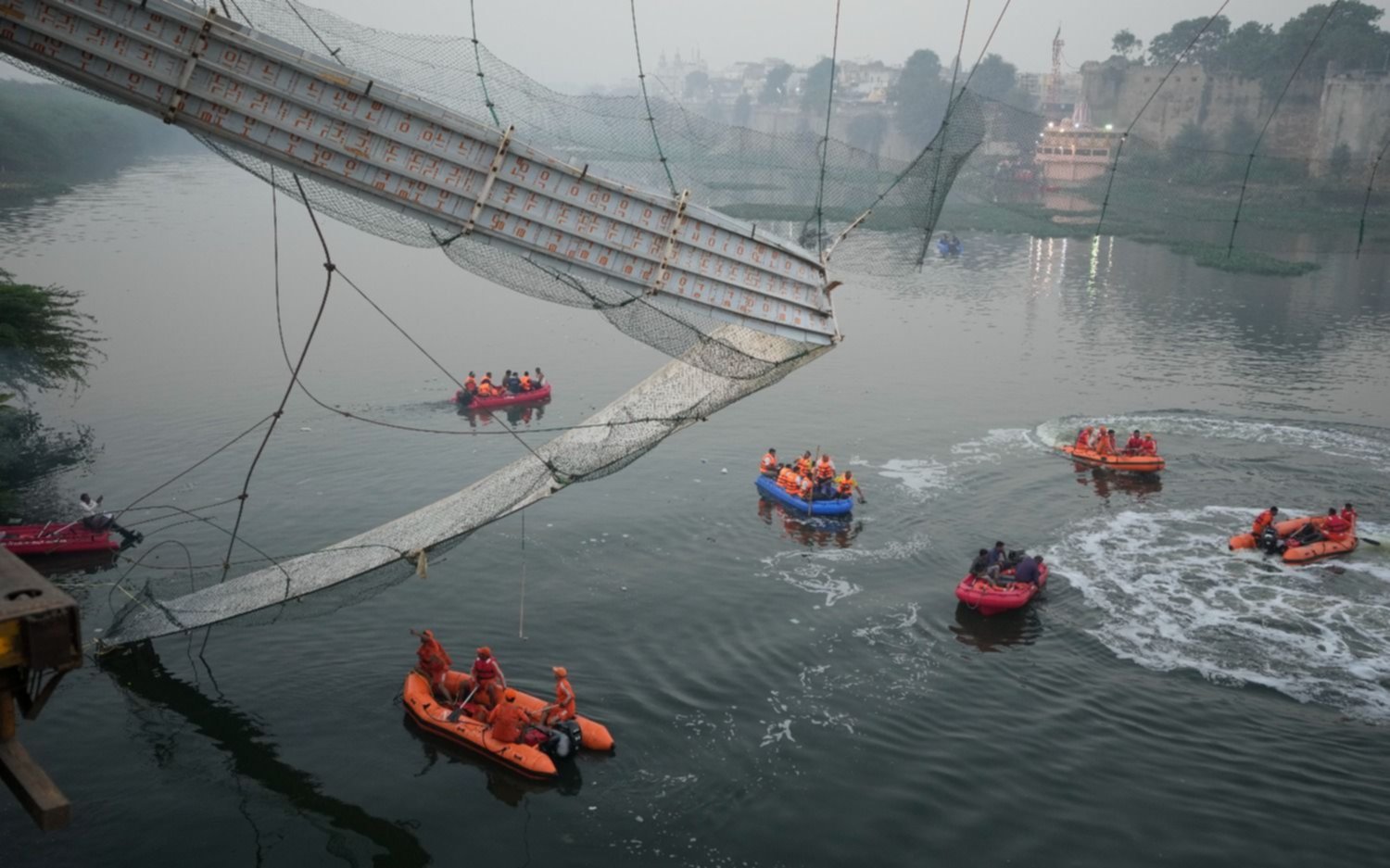 Tragedia en India: más de 130 muertos por el colapso de un puente colgante