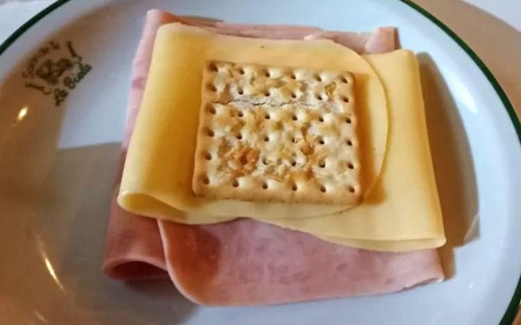 Pidió una galletita de agua con jamón y queso, le "robaron" con el precio y su publicación se hizo viral