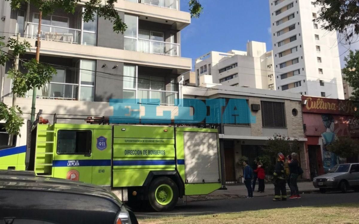 Revuelo y tensión por el incendio de un departamento en 10 y 60