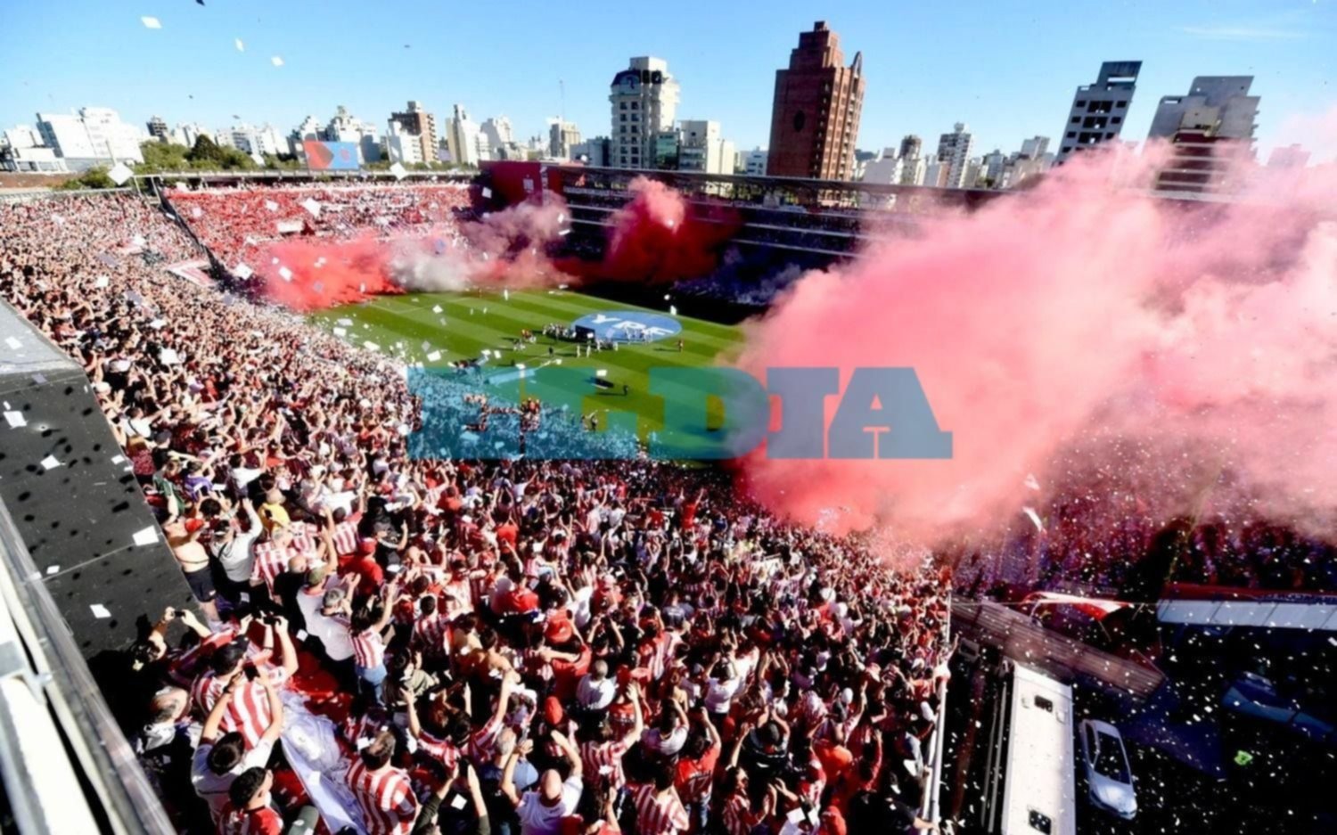 Videos y fotos | Clásico platense: humo, papelitos y bombas en el impresionante recibimiento para el Pincha