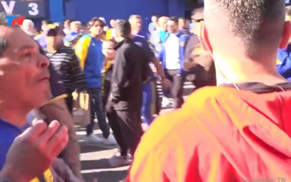 VIDEO. Hinchas de Boca agredieron a un periodista de TN a la salida de la Bombonera: "Sos gallina"