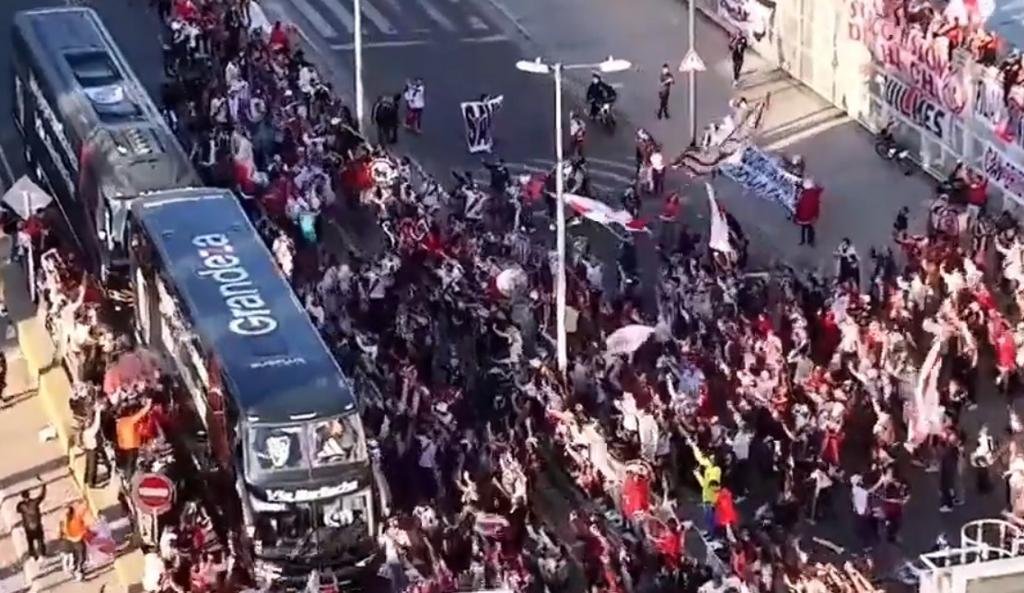 Una multitud recibió al plantel tras ganar en la Bombonera