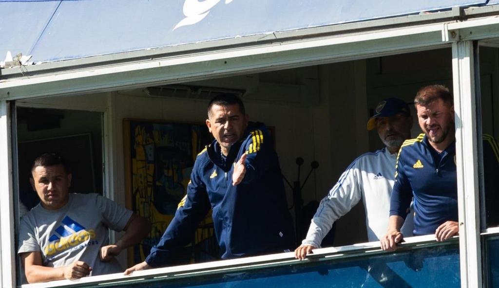 Riquelme, caliente, bajó al vestuario