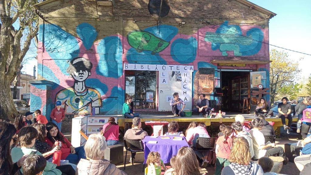 Colorida celebración del aniversario de una biblioteca en el barrio Meridiano V