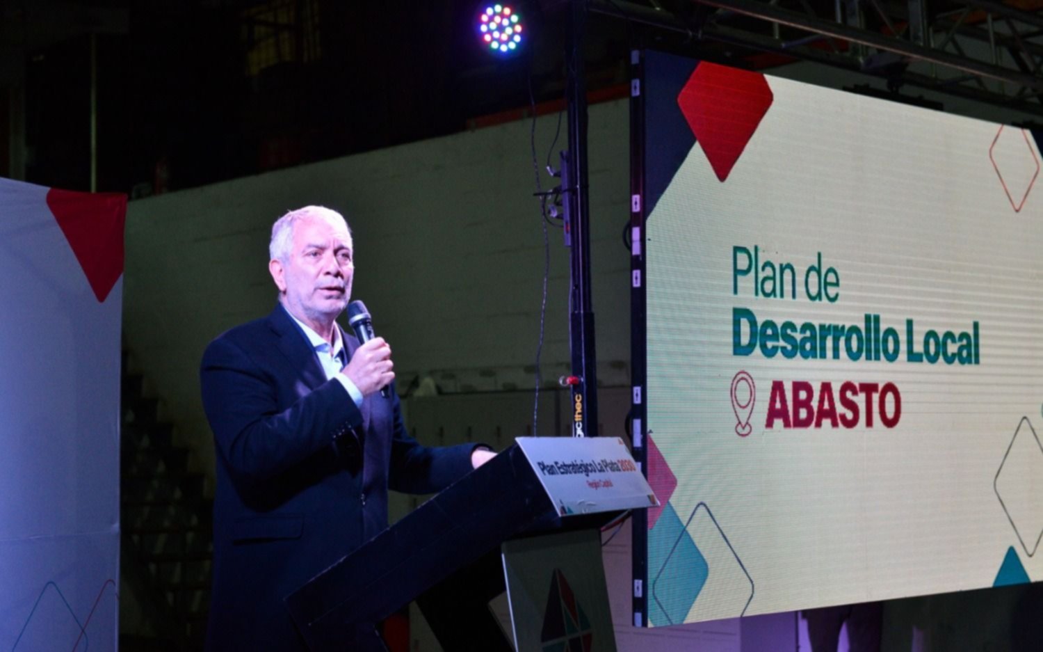 Elecciones 2023 en La Plata: Julio Alak anunció la extensión de agua potable a barrios populares