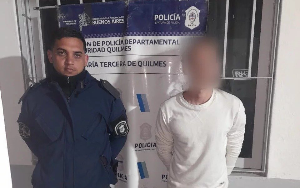 Detenido por vandalizar carteles de Sergio Massa y Mayra Mendoza