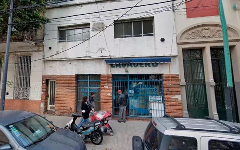 Estupor en el barrio porteño de Almagro: mató a sus suegros a cuchillazos, hirió a su pareja embarazada y se arrojó de un segundo piso