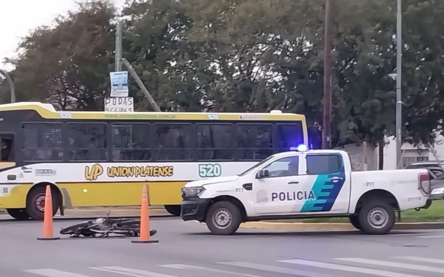 Choque entre una moto y un auto bajo la lluvia