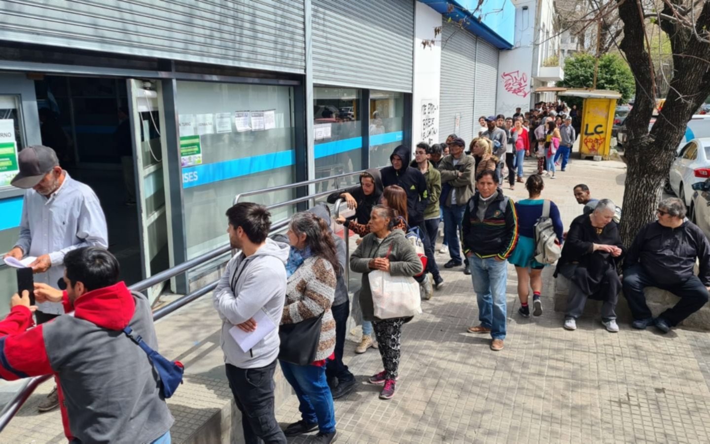 Qué se sabe de las largas filas en las sedes de Anses de La Plata