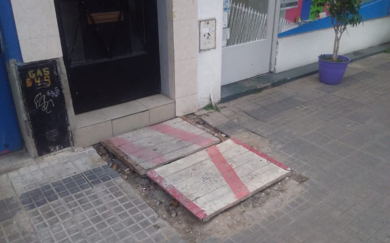 Rompieron el ingreso a un edificio céntrico: lleva 40 días a la espera de una reparación