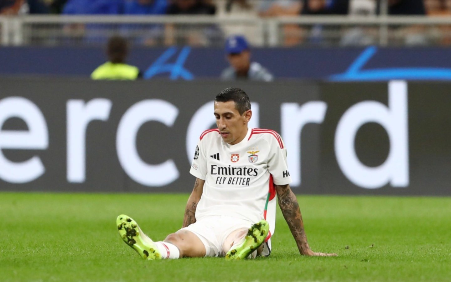 Atención con Di María: Fideo salió con una molestia en la caída de Benfica ante Inter