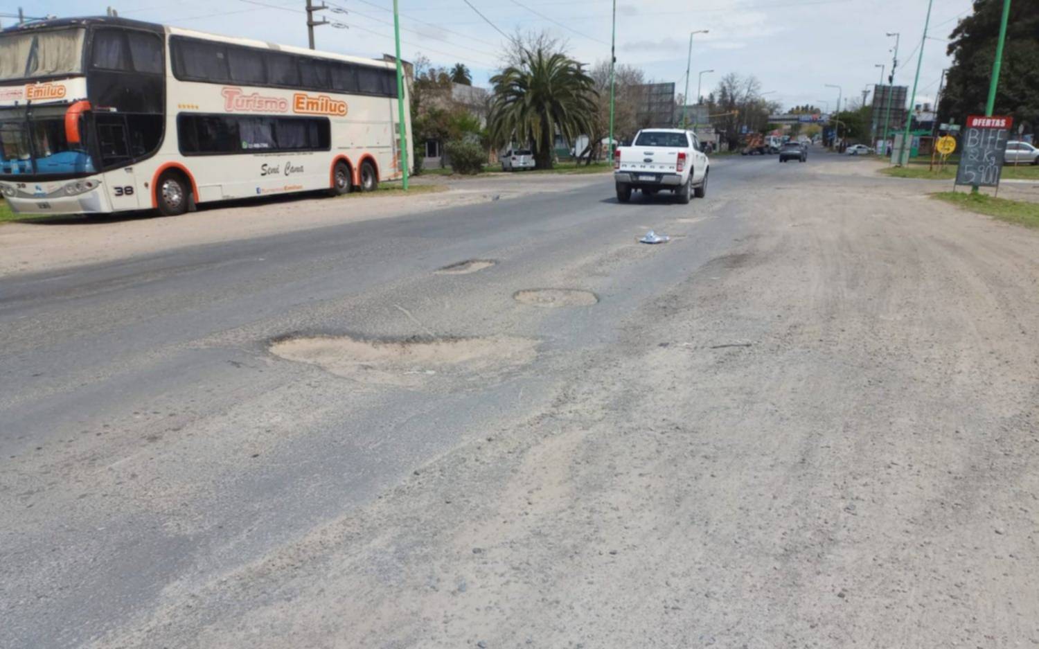 Alertan por el peligro de una calle repleta de pozos en Ensenada