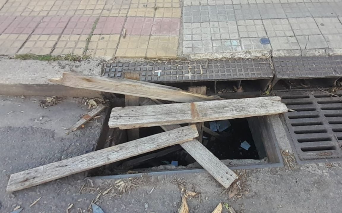 Tapalo con madera: una alcantarilla, un peligro en Plaza Malvinas