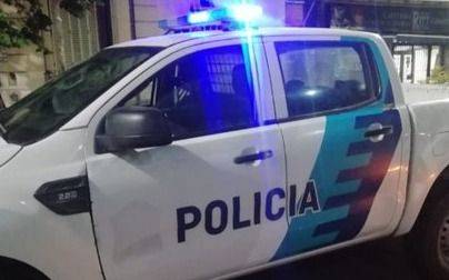 Motochorros balearon a una mujer policía en La Plata: se resistió a los tiros