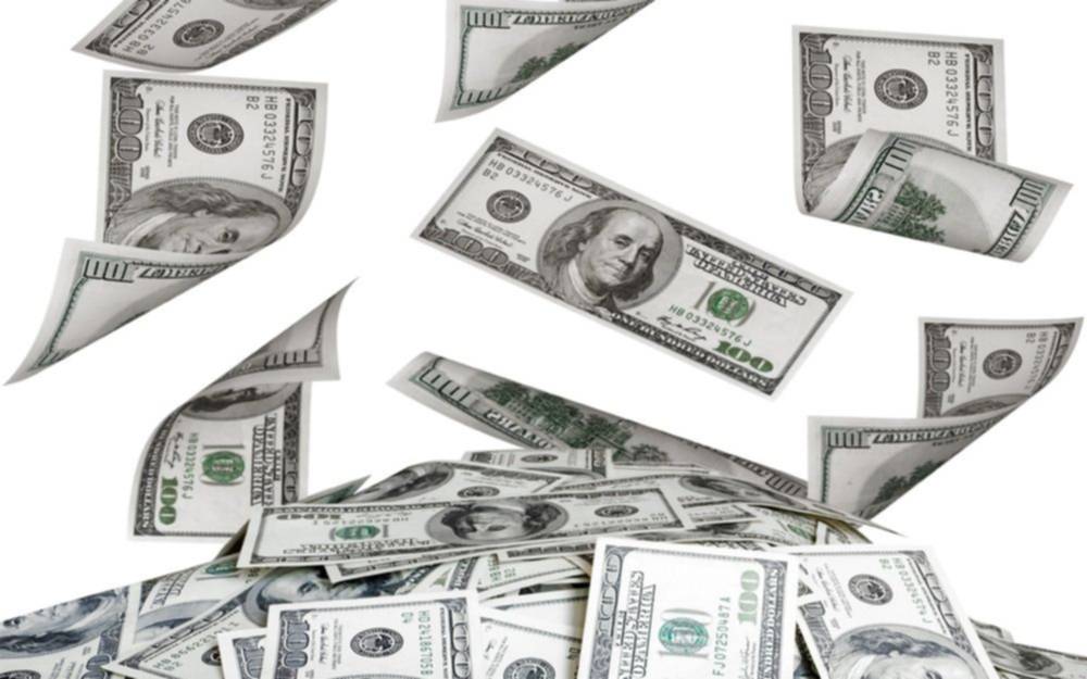 Bancos internacionales dicen que el dólar oficial es una "farsa" y piden que Massa devalúe antes del 22