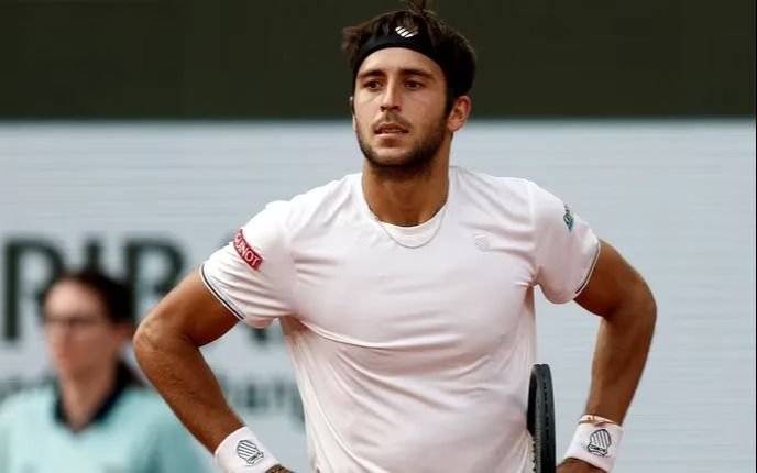 El platense Tomy Etcheverry, cayó ante Zhizhen Zhang y quedó eliminado del Masters 1000 de Shanghái