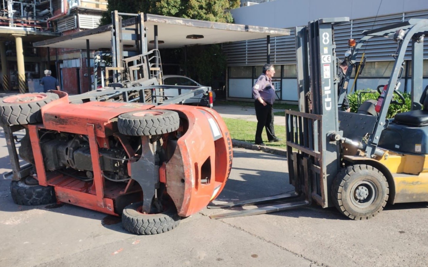 Accidente trágico en una fábrica de La Plata: un operario murió tras operar un autoelevador