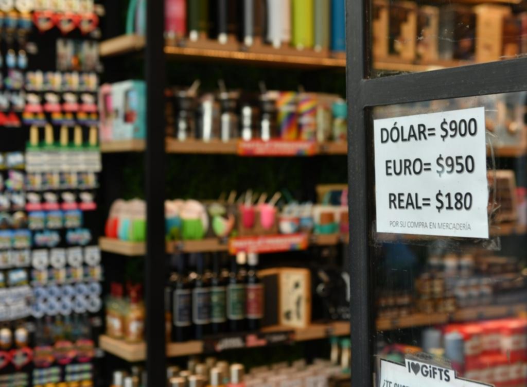 Con más cepo, el blue desbocado rozó los $900 y sigue en ascenso