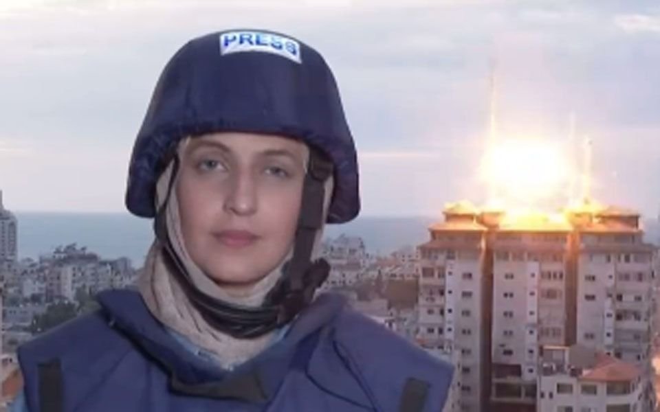 VIDEO. Un misil cayó sobre un edificio mientras una periodista salía en VIVO