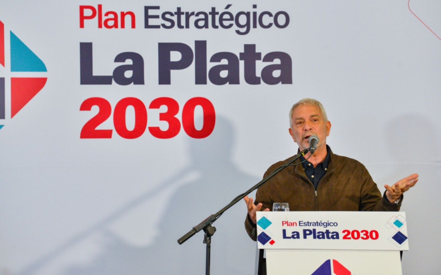 En un documental Alak presenta el Plan Estratégico que propone implementar en La Plata