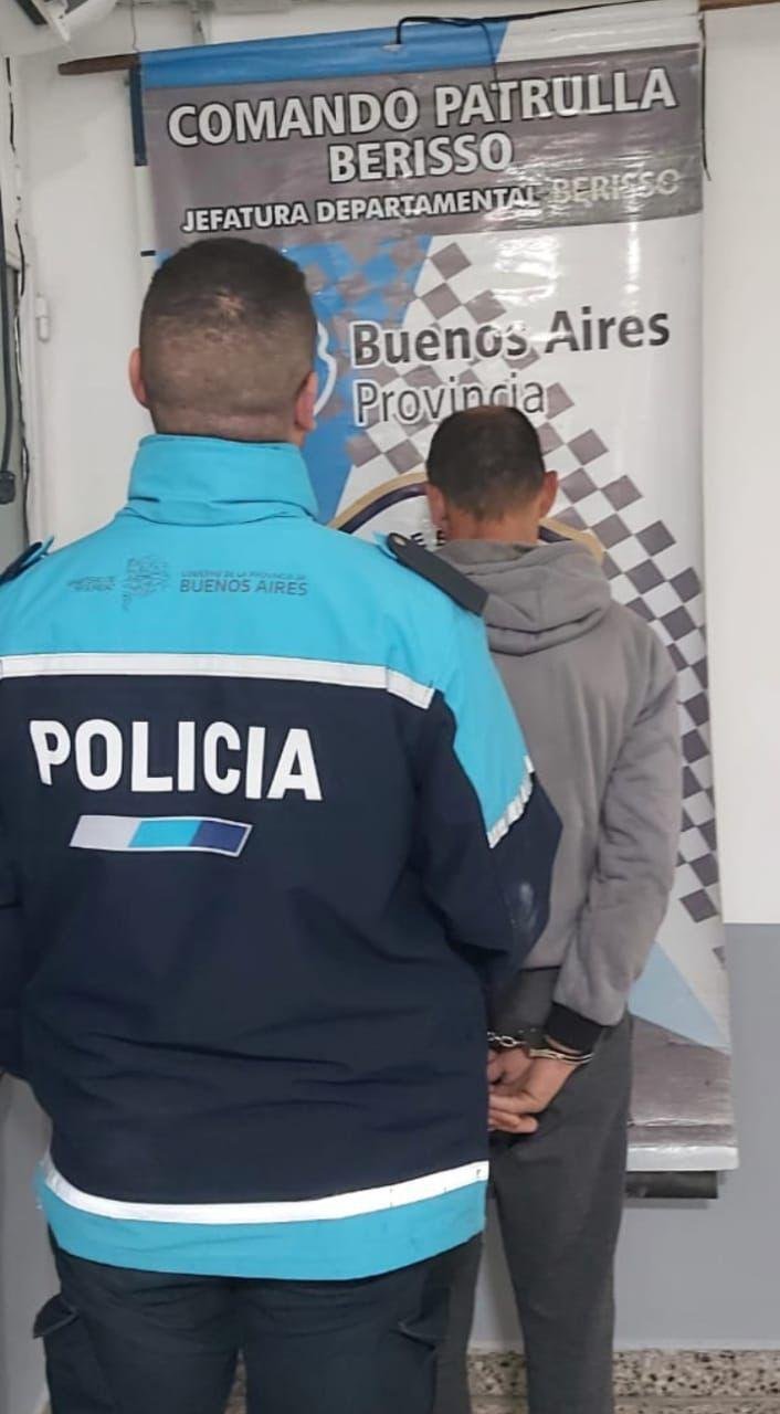 En Berisso, quiso pasar por arriba a una mujer con el auto
