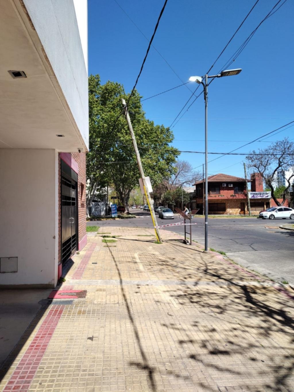 Un poste de luz inclinado generó peligro en 25 y 56