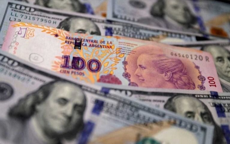 El Gobierno unificó en $731 los dólares solidario, turista y tarjeta tras la estampida del dólar blue