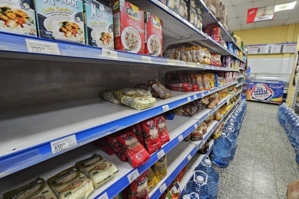 Dólar blue hoy.- Pasó los $1.000 y se hizo sentir en los supermercados de La Plata: aumentos y faltantes