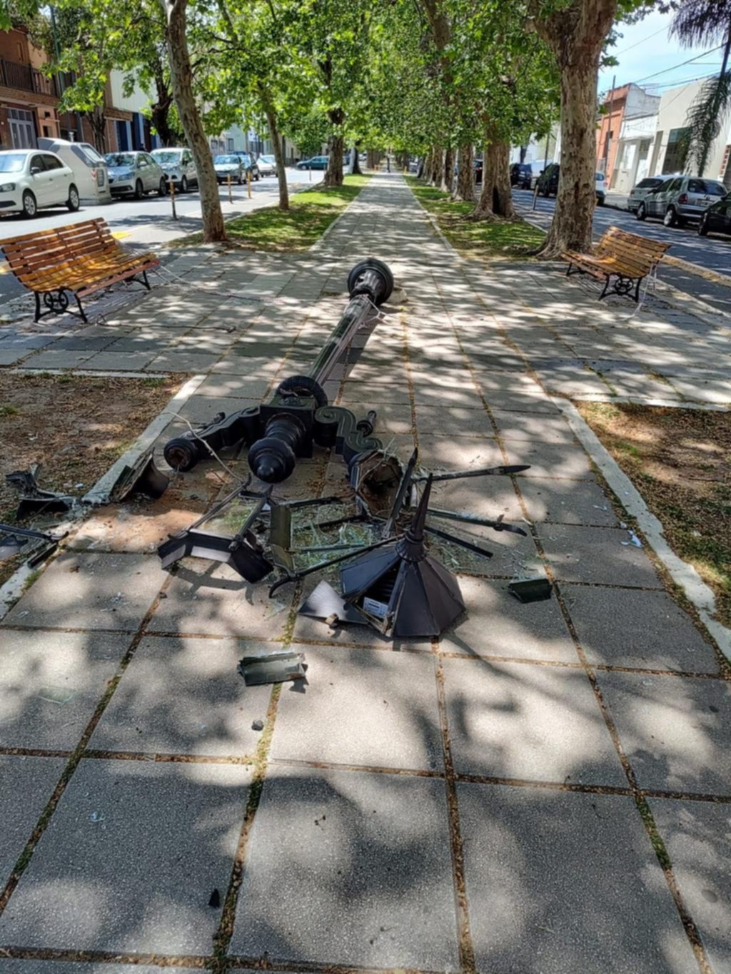 Una columna de alumbrado destrozada a metros de Plaza Malvinas